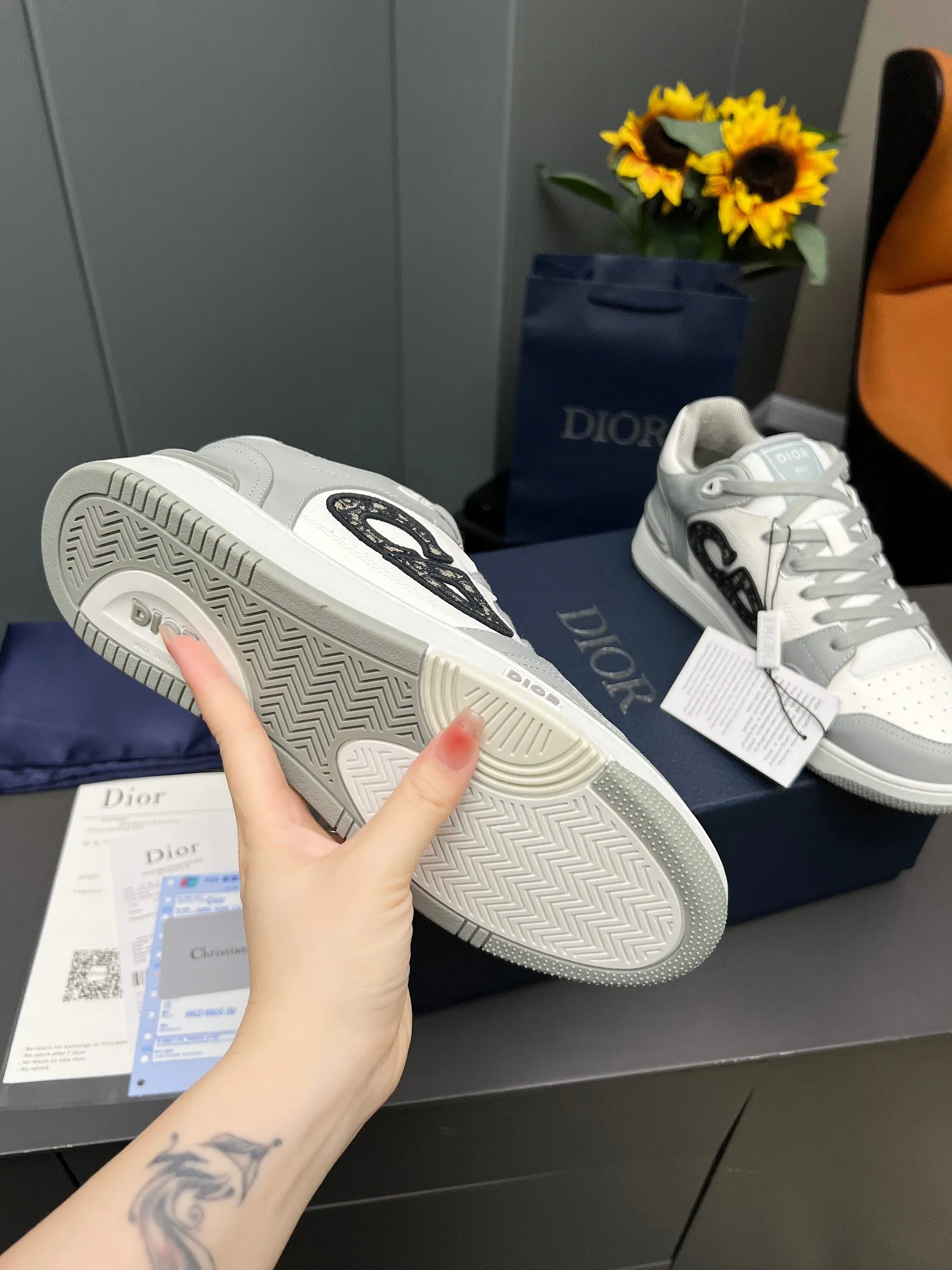 Men's Men's Shoes 💰600 Dior DiorB57 top version of low-top sneakers! ! ! Navy blue with beige smooth first-layer cowhide, fully oiled edges, T men's shoes 💰U outsole.  The 2024 autumn men's wear series has made a wonderful debut, a new classic item launched by Dior. Crafted from smooth first-grain cow leather in navy blue and beige, it's accented by a large leather heat-stamped CD logo on the sides. The distinctive laces of the same color match the color of the shoe body, and the opening and closing are decorated with various classic details on the tongue, sole and back side to enhance the style. The eyelet details, upper stitching and heel strip panels of the same color highlight the dynamic charm of its sports style. Exclusive two-color molded T men's shoes 💰U outsole is light, comfortable, non-slip and wear-resistant, the mesh lining and feet are customized with original colors, soft and breathable. Exquisite production technology highlights the grade, and can be matched with all kinds of clothing to create a refined look.